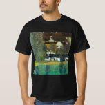 Schloss Kammer om Attersee II av Gustav Klimt T Shirt<br><div class="desc">Schloss Kammer om Attersee, II (1909) av Gustav Klimt är en vintage av bra Viktorian Era konst symbolism. En yttre syn på ett slott (en forna fästning). Det finns en stor träd-odling i trädgårdarna runt hemmet. Schloss Kammer är ett slott som omges av vatten i Sjö Attersee i norra Österrike...</div>