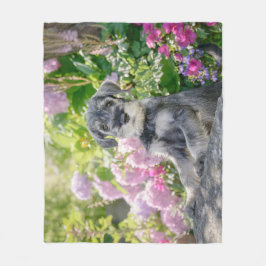 Schnauzer Puppy i Blommar Garden Fleecefilt