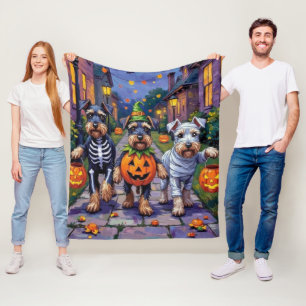 Schnauzer som söker godis på Halloween Fleecefilt