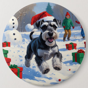 Schnauzer springar i snö med julhatt knapp