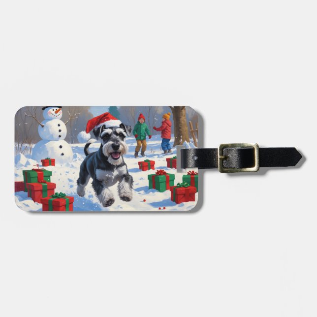 Schnauzer springer i snö med julhatt bagagebricka (Horisontell Framsida)