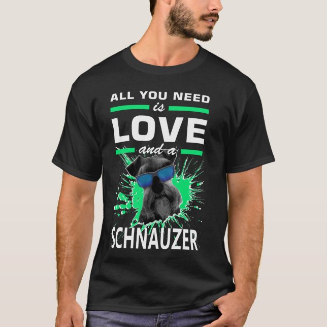 Schnauzer T-shirt Allt du behöver är kärlek och en (Framsida)