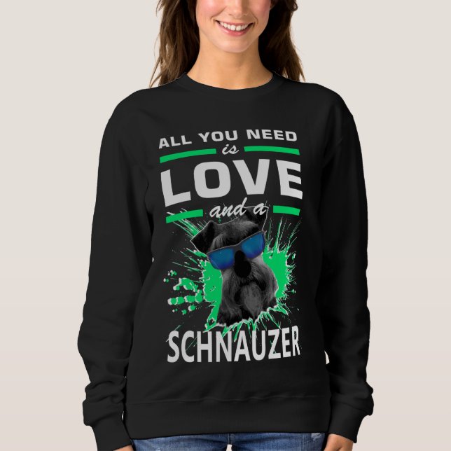 Schnauzer T-shirt Allt du behöver är kärlek och en (Framsida)
