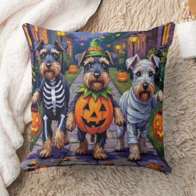 Schnauzer Trick-or-Treating in Halloween Costumes Kudde (Filt)