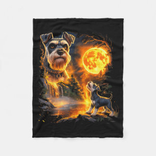 Schnauzer-valp ylar till sin beskyddare under fleecefilt