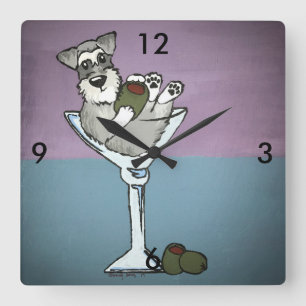 Schnauzeren Martini tar tid på Fyrkantig Klocka