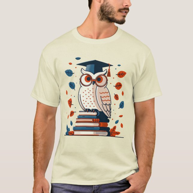 Scholarly Wisdom: En Elegant Uggla of Knowved T Shirt (Framsida)