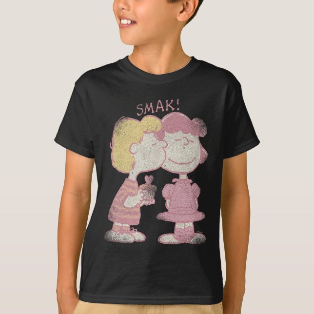 Schroeder &amp; Lucy Valentine's Day Kiss  T Shirt (Framsida)