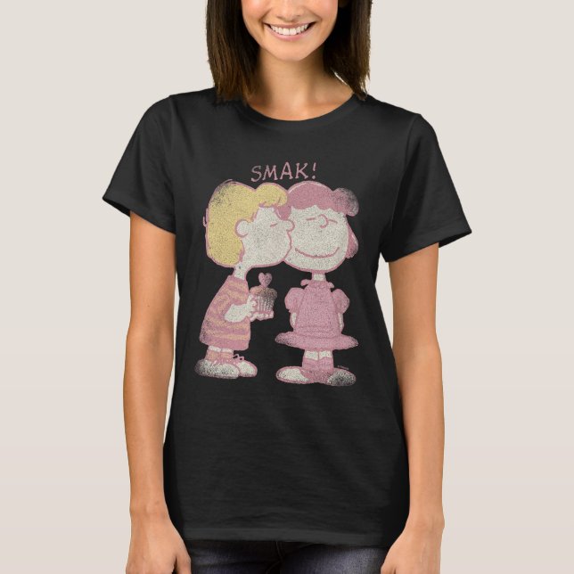 Schroeder &amp; Lucy Valentine's Day Kiss  T Shirt (Framsida)