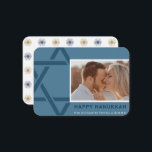 Schwartz-familjen Lycklig Hanukkah-kortet Anteckningskort<br><div class="desc">[![hallmark.com/cards/photo..](https://images.openai.com/thumbnails/url/LdDToXicu1mUUVJSUGylr5-al1xUWVCSmqJbkpRnoJdeXJJYkpmsl5yfq5-Zm5ieWmxfaAuUsXL0S7F0Tw7y8fcNDAs3y493LK0MKAjPqvBwNnMMz0wziHQrNk8sLA6zzDD3dU128alI9DaPd_ZxDTKo8si0CHFVKwYAvxgomA)](https://www.hallmark.com/cards/photo-cards/white-frame-and-menorah-flat-hanukkah-photo-card-2PGM1613.html) Jag ber om ursäkt för all förvirring tidigare. Vid ytterligare forskning kunde jag inte hitta ett specifikt "Schwartz Family Lycklig Hanukkah Card" i de tillgängliga sökresultaten. Jag kan emellertid ge er en beskrivning av ett liknande Hanukah-kort som kan intressera er. **Kortet "Gått av familj och Kärlek Hanukkah"** Det här...</div>