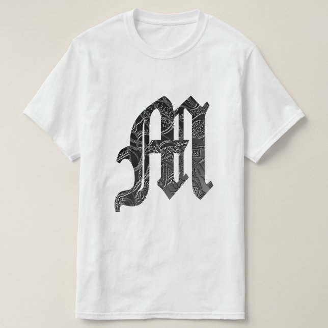 Schwarze Buchstabe "M" im gotischen Stil T Shirt (Design framsida)