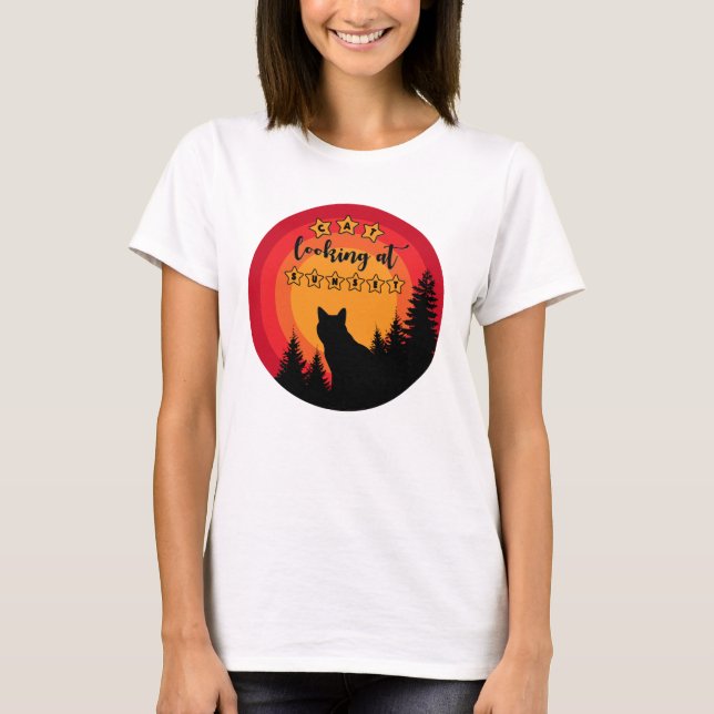 Schwarze Katze schaut auf den Sonnenuntergang T Shirt (Framsida)