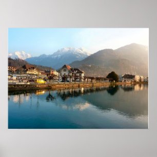 Schweitz Interlaken berg och flod Poster