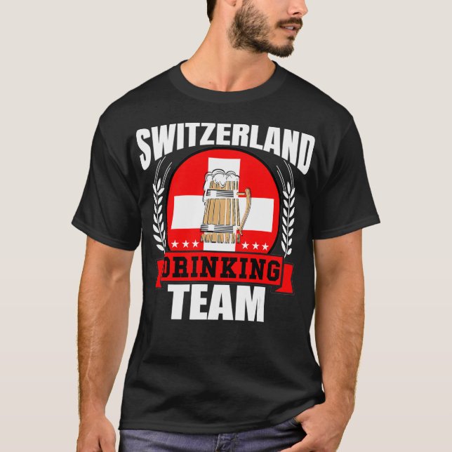 Schweiz Drinking Team Funny Swiss Flagga Beer T Shirt (Framsida)