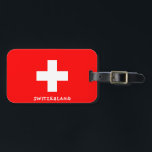 Schweiz Flagga Patriotic Bagagebricka<br><div class="desc">Schweiz National Flagga Patriotic Luggage Tag med den schweiziska flagga tryckt på ena sidan av märkrn. Land namn, skrivet med det pulserande typsnittet, är integrerat i designen på grund. Anpassadet är helt och hållet "Anpassa den!" ingår. Andra sidan av märkrn är reserverad för din information. Denna beundransvärda schweiziska bagagemärke är...</div>