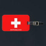 Schweiz Flagga Patriotic Bagagebricka<br><div class="desc">Schweiz National Flagga Patriotic Luggage Tag med den schweiziska flagga tryckt på ena sidan av märkrn. Land namn, skrivet med det pulserande typsnittet, är integrerat i designen på grund. Anpassadet är helt och hållet "Anpassa den!" ingår. Andra sidan av märkrn är reserverad för din information. Denna beundransvärda schweiziska bagagemärke är...</div>