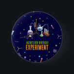 Science Birthday Knapp<br><div class="desc">Att fånga knapp som kallas för vetenskap! Den här kommandoknappen är en perfekt som består av intellekt och luft. Det nya färg tillför en viskhet och skapar det som ett utmärkt tillbehör för dem som uppskattar vetenskap och mode. Sätt på den och låt din passion för kemin skina!</div>