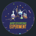 Science Birthday Runt Klistermärke<br><div class="desc">Höjd den vetenskapstexta atmosfären i party med våra kemiklistermärken i Barns födelsedag! Dessa vibrerande tallrikar har en intressant design av ett kemiskt set med nyare färgader,  som perfekt kompletterar ditt vetenskapstema firande. Lägg till en gnutta vetenskaplig charm till party med dessa vackra klistermärken!</div>