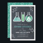 Science Experiment Black Chalkboard Birthday Inbjudningar<br><div class="desc">Denna coola av "födelsedagsexperiment"-vetenskapen födelsedagsfest inbjudan har en krita/svartbrädesbakgrund med kolvar,  och ett teströr som är inramat av ett vitt gräns. Baksidan har en tealbakgrund med molekylärt mönster. Anpassa efter dina behov. Du hittar matchande produkter i min butik.</div>
