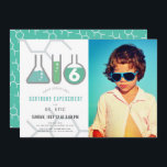 Science Experiment White Grönt Boy Photo Birthday Inbjudningar<br><div class="desc">Den här coolans "födelsedagsexperiment"-födelsedagsfestens fotoinbjudan innehåller en vit bakgrund med kolvar och ett teströr. Baksidan har en tealbakgrund med molekylärt mönster. Anpassa efter dina behov. Du hittar matchande produkter i min butik.</div>