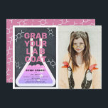 Science Flask Chalkboard Girl Rosa Photo Birthday Inbjudningar<br><div class="desc">Den här coolan "ta ditt labb jackar"-science-födelsedagsexperimentet med fotoinbjudan till flickor i party har en krita/svartbrädesbakgrund med en kolv som är inramad av ett vitt gräns. Baksidan har en rosa bakgrund med molekyler mönster. Anpassa efter dina behov. Du hittar matchande produkter i min butik.</div>