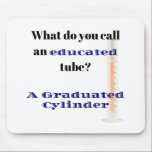Science Joke Pappa Joke Graduated Cylinder Musmatta<br><div class="desc">Vad kallar du ett utbildat rör? En Perfekt med graderad kylinder för forskaren, forskarläraren eller Pappa skämtar älskare i ditt liv.</div>