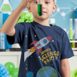 Science party gäst på hedersraket t shirt<br><div class="desc">Ett underbart tema för ett party är ett vetenskapligt party - det finns så mycket utrymme för roligt - man skulle kunna starta några roligtar,  flyga med raketer,  äta en vulkan.</div>