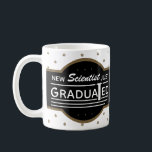 Science Studenten Scientist Graduated Cylinder Kaffemugg<br><div class="desc">Texten lyder: "New Scientist Just Graduated" där ord "GRADUATED" har en uppsida nedåt graderad cylinder i ställe på ett "T". Lönsam vetenskaplig pun för nyutexaminerade forskare. Redigera texten så att den blir mer specifik,  t.ex. "biolog" eller "kemist" i ställe i "vetenskapsman". Gränsregel! Svartvit och guld med stjärnor i bakgrunden.</div>