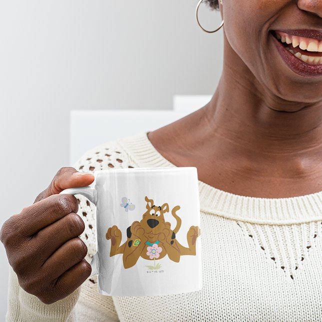 Scooby-Doo Admiring Flower Kaffemugg (Skapare uppladdad)