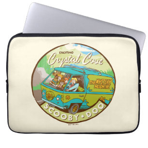 Scooby-Doo Gang Drives through Crystal Cove Laptop Fodral