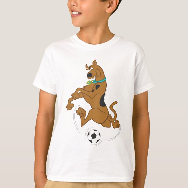 Scooby-Doo Kicking Soccer Ball Tee Shirt (Framsida)
