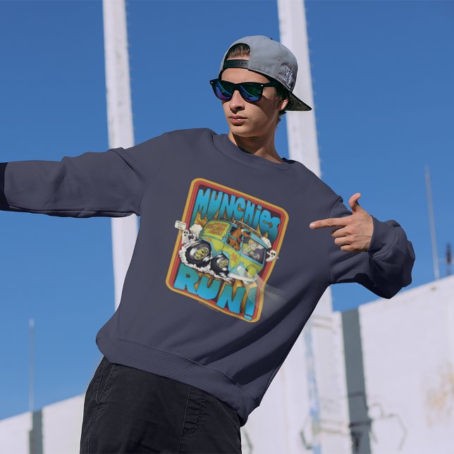 Scooby-Doo och Shaggy "Munchies Springa!" Lång Ärmad Tröja (Person wearing sweater in larger size)