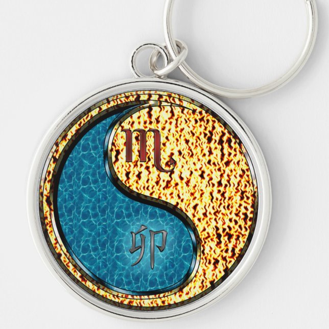 Scorpio & Fire Rabbit Rund Silverfärgad Nyckelring (Framsidan)