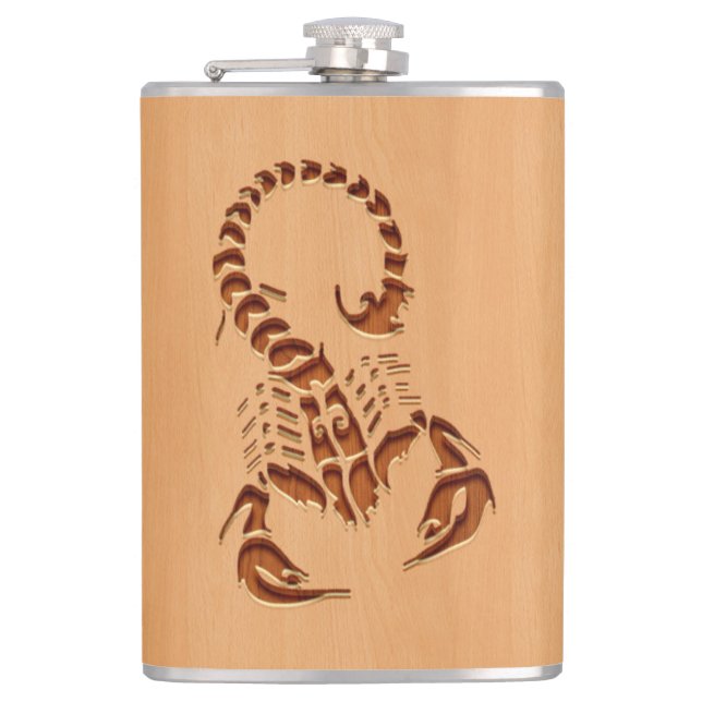 Scorpionsilhouette som inristas på den wood fickplunta (Framsidan)