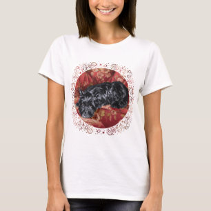 Scottie i en stor röd stol t shirt