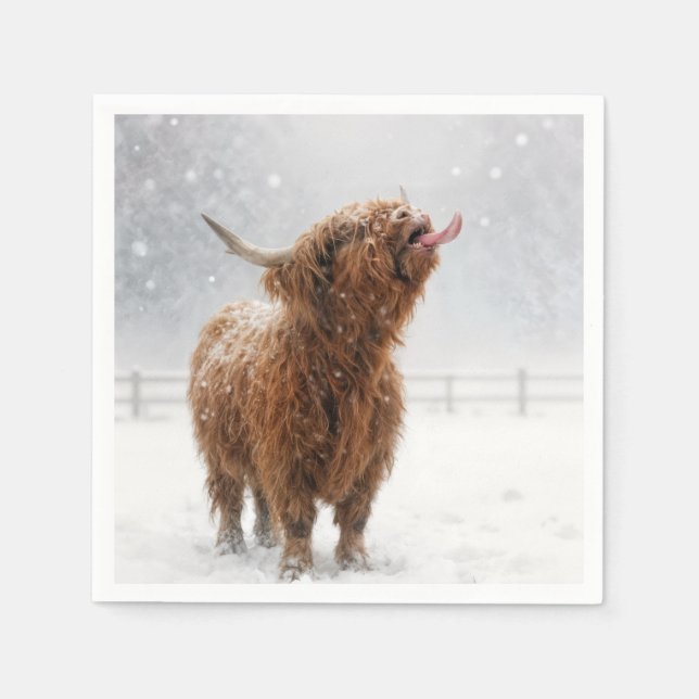 Scottish Highland Cow Licking Snowflakes Pappersservett (Framsidan)