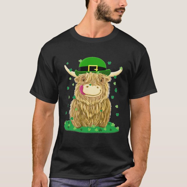 Scottish Highland Cow With Shamrocks St Patrick's  T Shirt (Framsida)