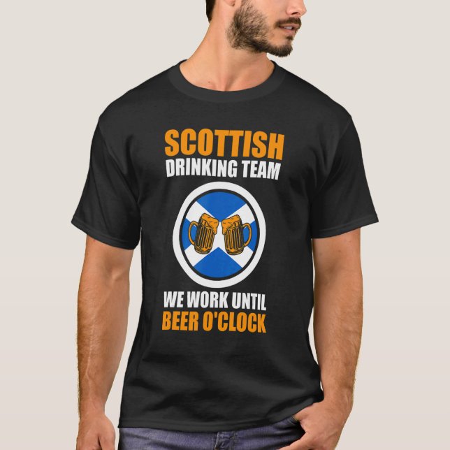 Scottish team we work Scottish Scotland drinking t T Shirt (Framsida)