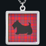 Scottish Terrier Necklace Silverpläterat Halsband<br><div class="desc">En skotsk skräckare hund mot en röd plaibakgrund ge denna halsband i stil. Formgivningarna kommer från originalteckningen.</div>