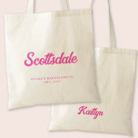 Scottsdale Bachelorette Party Personlig Tote Tygkasse<br><div class="desc">Få party att börja med den här Scottsdale-personligen för retro-rosa till säcken. Det här trendiget är utformat så att du får en Bachelorette-stad i ett snyggt-återbildningsteckensnitt,  med gott om utrymme för anpassning med bridens namn och datum. Perfekt lägger till lite roligt och fläkt i din händelse.</div>