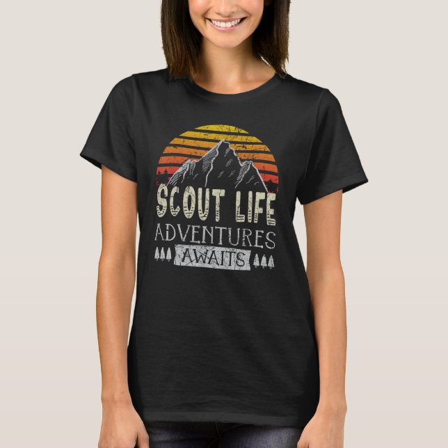 Scout Life Äventyr Awaits Camping Scouting T Shirt (Framsida)