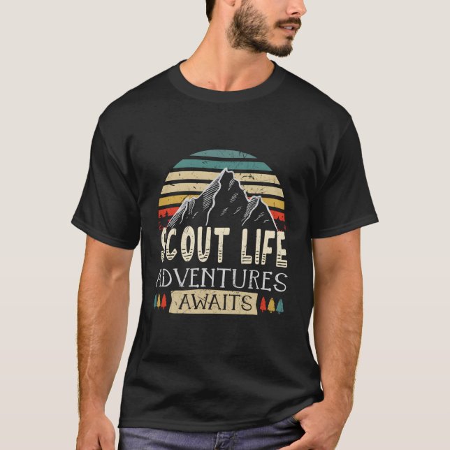 Scout Life Äventyr väntar på scouting Life T Shirt (Framsida)