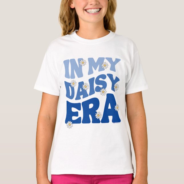 Scouting in my Daisy Era T Shirt (Framsida)