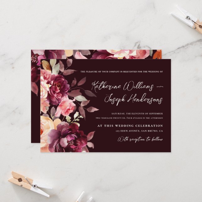 Script calligraphy Bouquet Floral Burgundy Wedding Inbjudningar (Fram/Back In Situ)