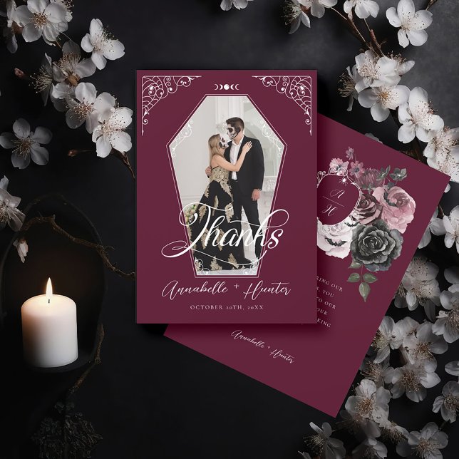 Script Coffin Photo Gothic Halloween Bröllop Tack Kort (Script Coffin Photo Gothic Halloween Wedding Thank You Burgundy Card)