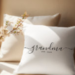 Script Grandma Est Year Mother's Day Gift Kudde<br><div class="desc">Script Grandma Est Year Mother's Day Gift Throw Pillow.</div>