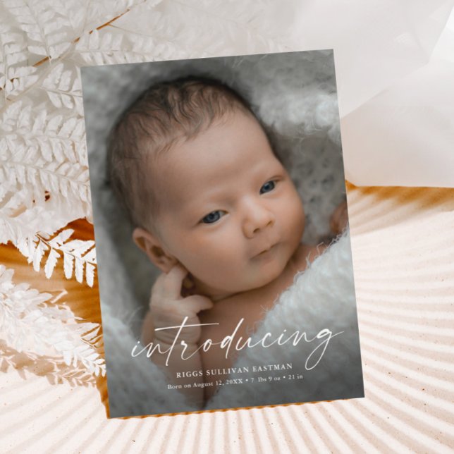Script som presenterar bebisfoto tack vykort (Simple elegant script baby photo brith announcement postcard.)