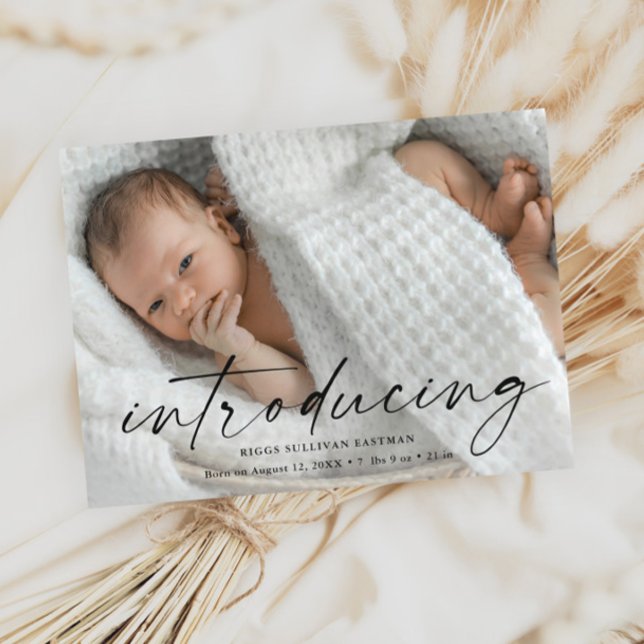 Script som presenterar bebisfoto tackkort vykort (Modern script introducing baby photo birth announcement thank you postcard.)