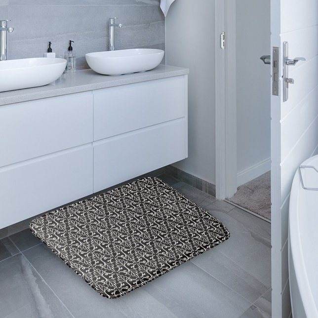 Scrollsar för svartvit elegant badrumsmatta (Black and white damask pattern with fancy scrolls on bath mat.)