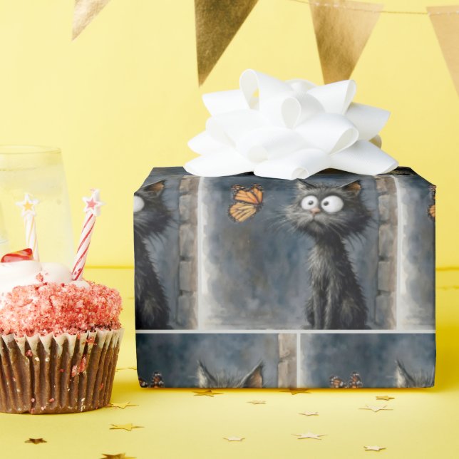 Scruffy Cat Staring at a Butterfly Presentpapper (Födelsedagsfest)